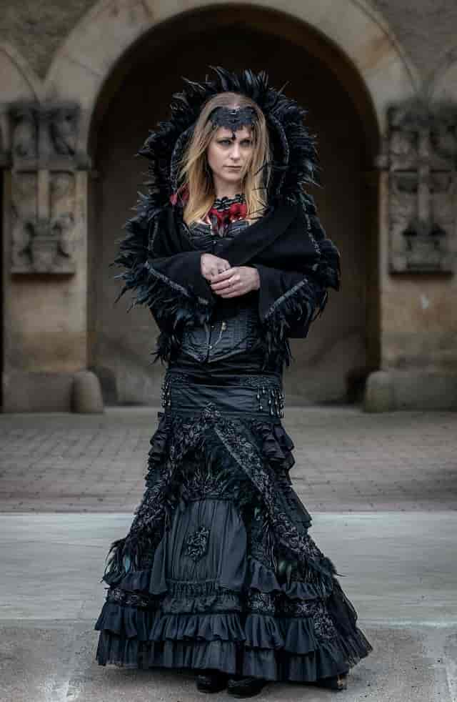 make an evil queen costume
